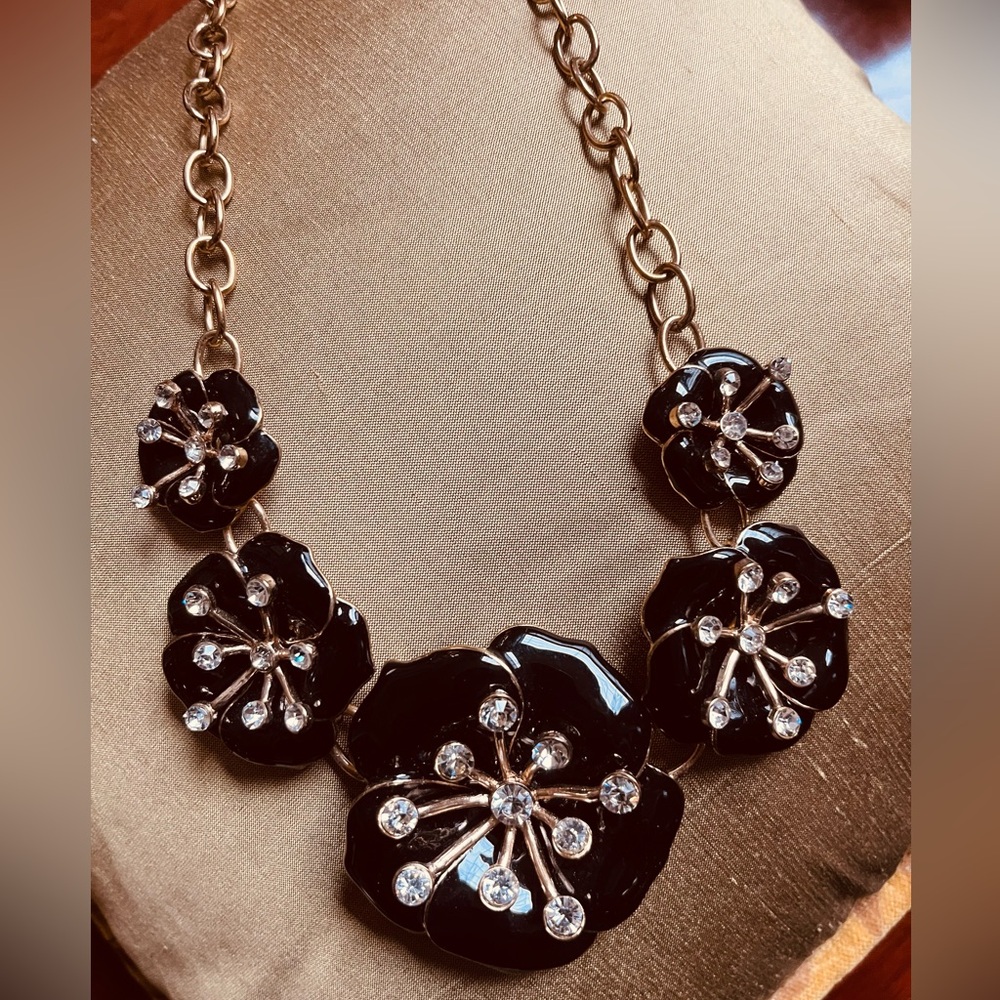 Elegant Black Floral Necklace